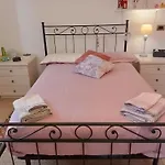 Italy\'S Enchanting Ambiance - A Snug Apartment In Rome