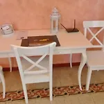 Italy\'S Enchanting Ambiance - A Snug Apartment In Rome