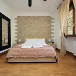 Vatican Flat Cozy With Private Court