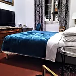 Nik Rooms