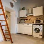 Stunning Apartment In Roma With Kitchen