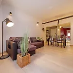 Ych-Trendy Flat Near Marconi