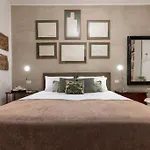 Luxurious Home Of The Antiquarian At Spanish Steps