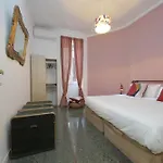 Ych-Vintage Flat Near San Giovanni