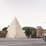 Domus Piramide