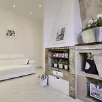 Townhouse By The Spanish Steps