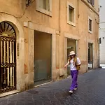 The Right Place 4U Mario De Fiori Apartment
