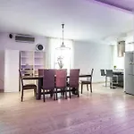 Charme & Luxe 2 Bedroom Apartment City Center