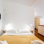 Il Palazzetto Di Via Della Frezza