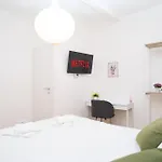 Modern Two-Room Apartment For 2, 20 Minutes From Termini