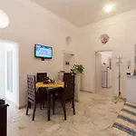 Simon\'S Place