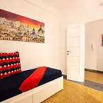 Traveller’s Home in Gourmet District Near Center!
