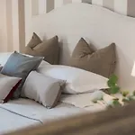 New! Spanish Step Design Apartment