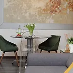 Urbana Apartment