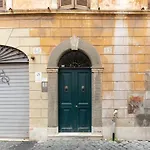 Iflat Pantheon Historic Two-Story Apartment