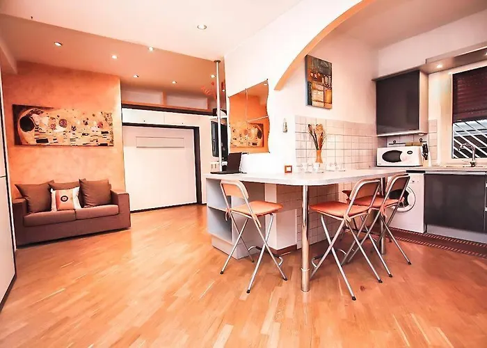 Petite Home In Rome