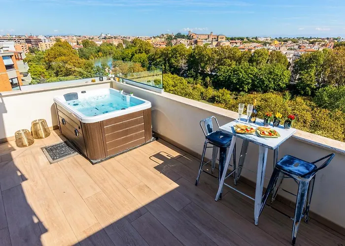 Penthouse With A Panoramic Rooftop In Trastevere With Seasonally Jacuzzi
