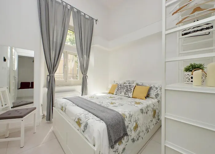 Castro Pretorio Suite -1St Floor Of Historic Mansion With Lift, Comfortable, Baby Friendly, Bike Parking, Most Quiet And Guarded Area In Front Of Officers Headquarters 5 Minutes Walk From Termini Railway & Metro Station - Genuine Guest Care In 4 Lang