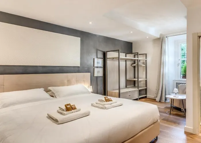 Deluxe One Bedroom Apartment, Perfect Location, Air Cond