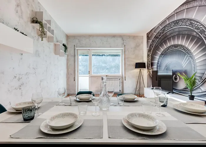 Large Apartment With Swimming Pool And Tennis Court Near The Station