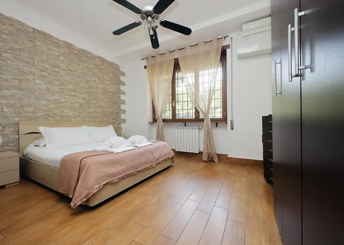 Vatican Flat Cozy With Private Court