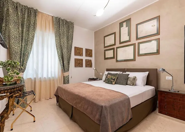 Luxurious Home Of The Antiquarian At Spanish Steps