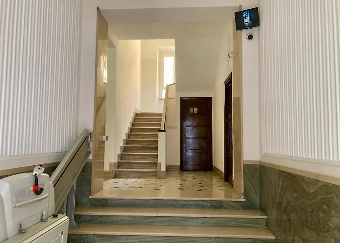 Brandnew Luxury House Near Metro Station