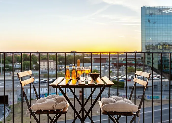 Stylish & Cozy - 5 Star Location- Balcony - City View