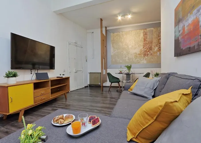Urbana Apartment