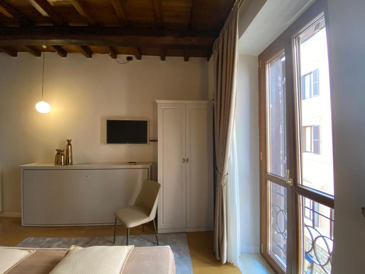 Condotti 2* Rome