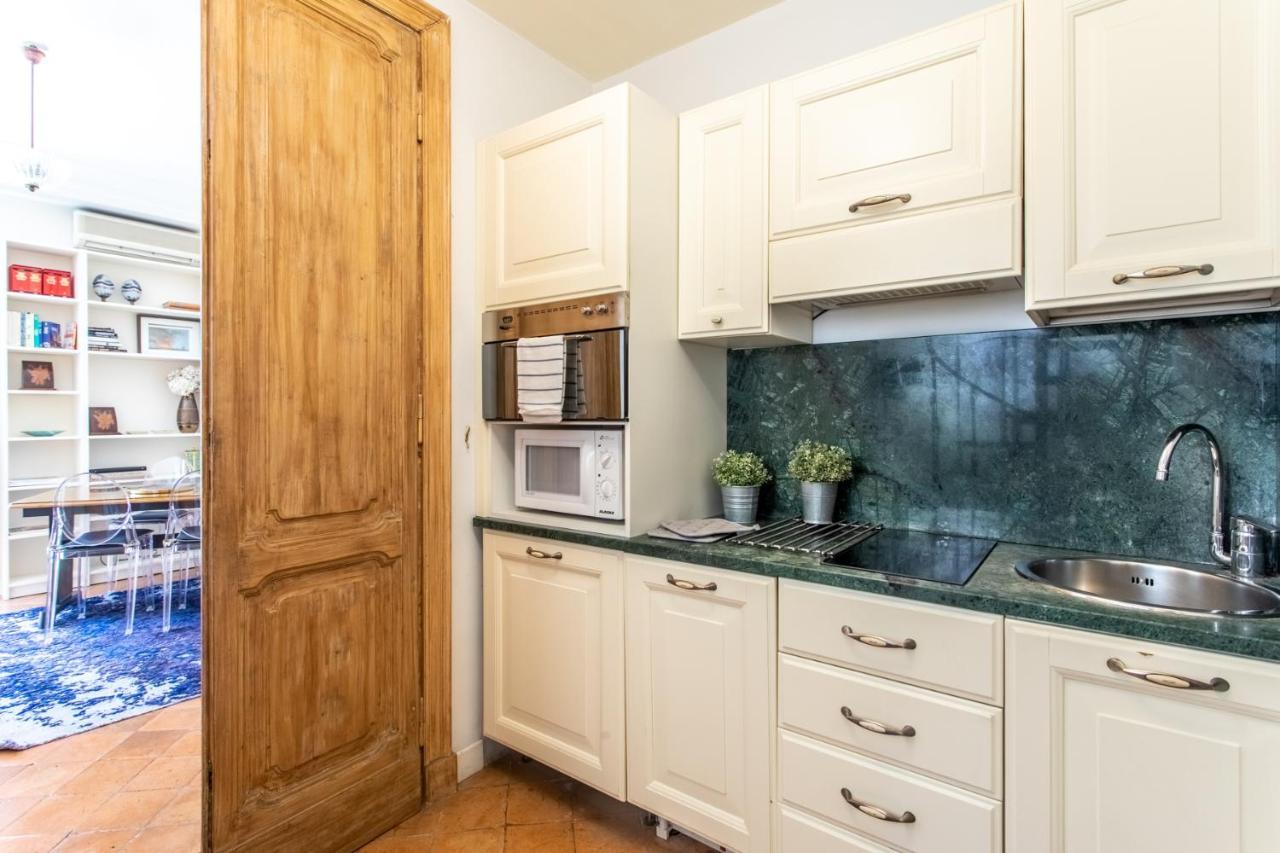 Apartment Frattina Rome