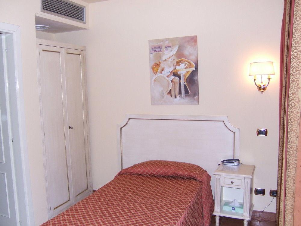Quadrifoglio Eur Hotel 3*