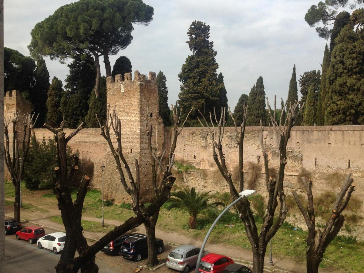 Luminosa Vista Piramide Rome