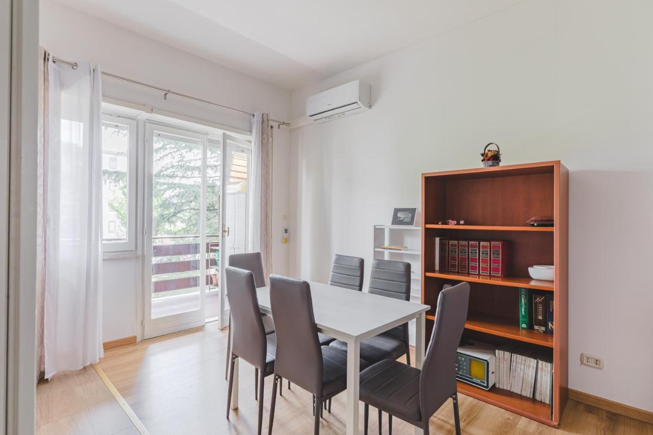 Pelizzi Apartment, 5 Persone, 2 Camere, Balcone, Cinecitta Appartement Rome
