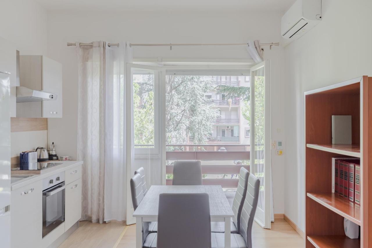 Pelizzi Apartment, 5 Persone, 2 Camere, Balcone, Cinecitta Appartement Rome