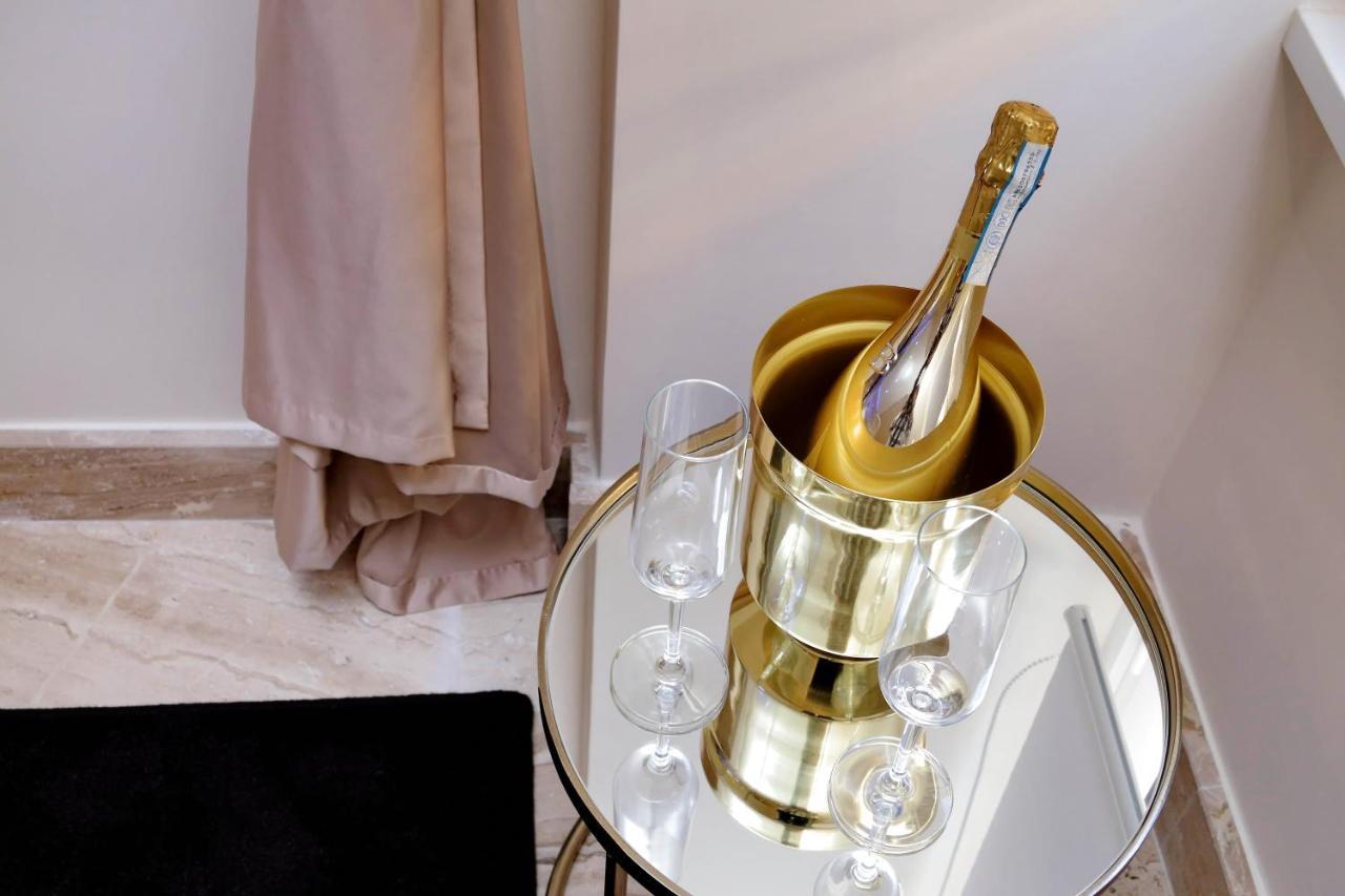 Trevi Diamond Luxury Suites & Jacuzzi Guest house