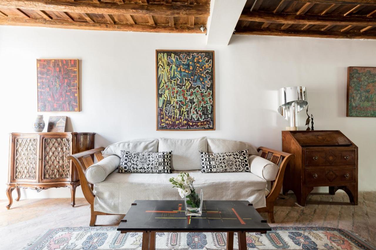 Classic And Chic In Trastevere Apartment
