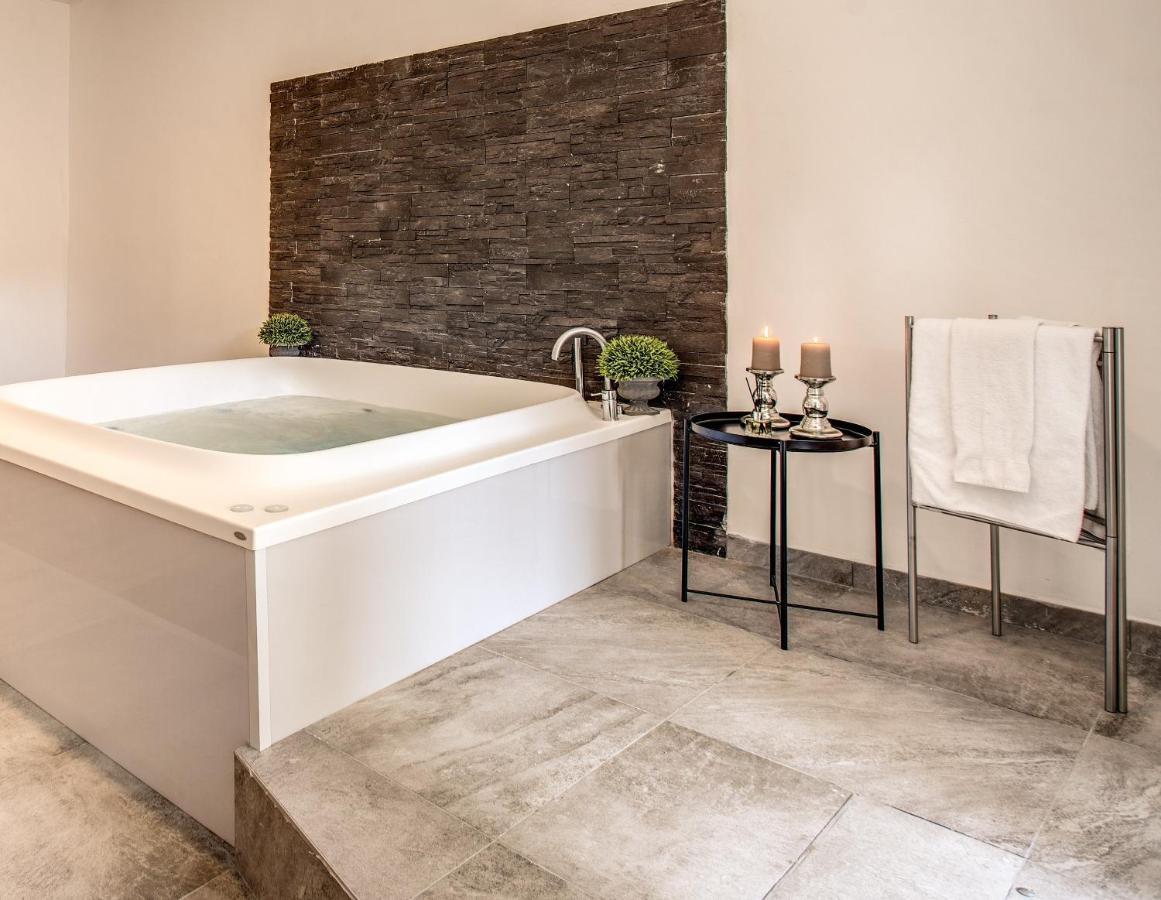 Holiday home Yh Jacuzzi Loft