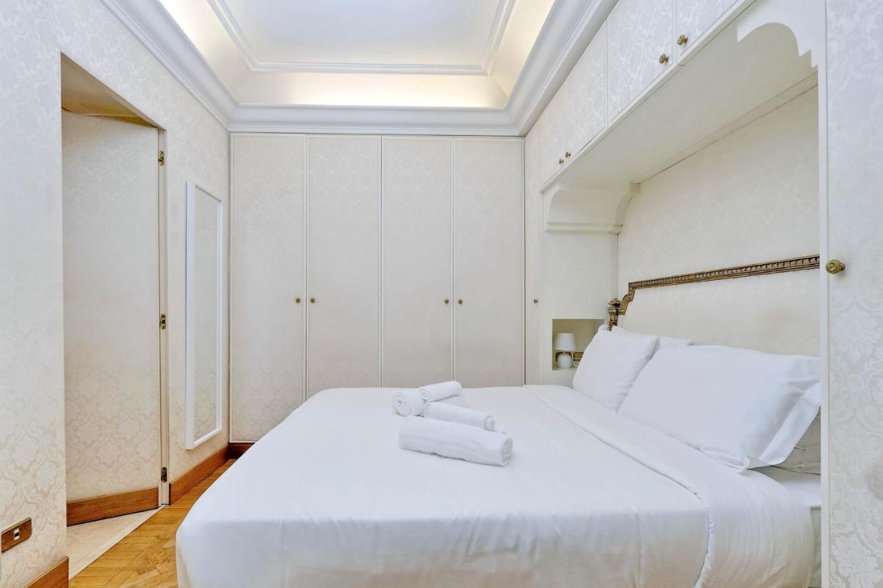 Elegant Nearby Trevi Fountain Apartment