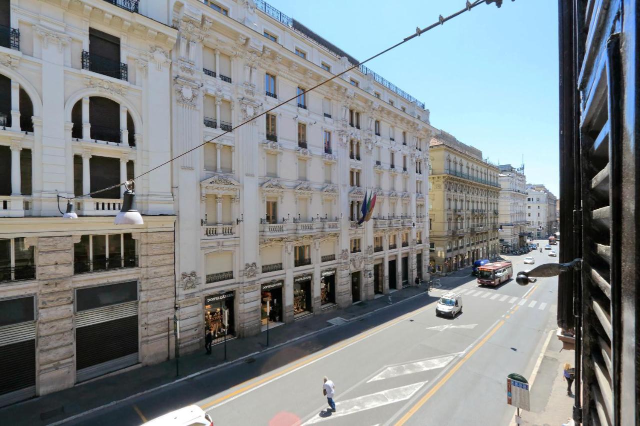 Elegant Nearby Trevi Fountain Apartment