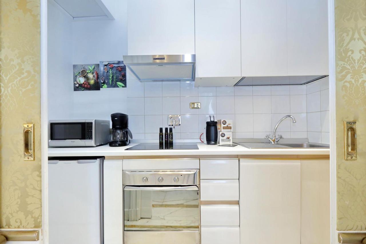 Elegant Nearby Trevi Fountain Apartment Rome