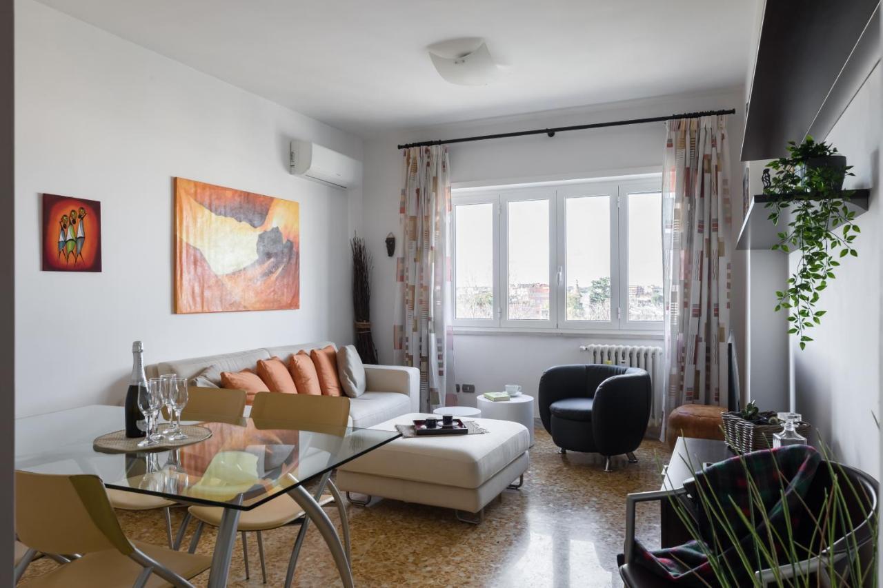 Apartment Amoretti Apartment, 6 Persone, 3 Camere, 2 Bagni, Balcone, Wi-fi, Metro B Monti Tiburtini Rome