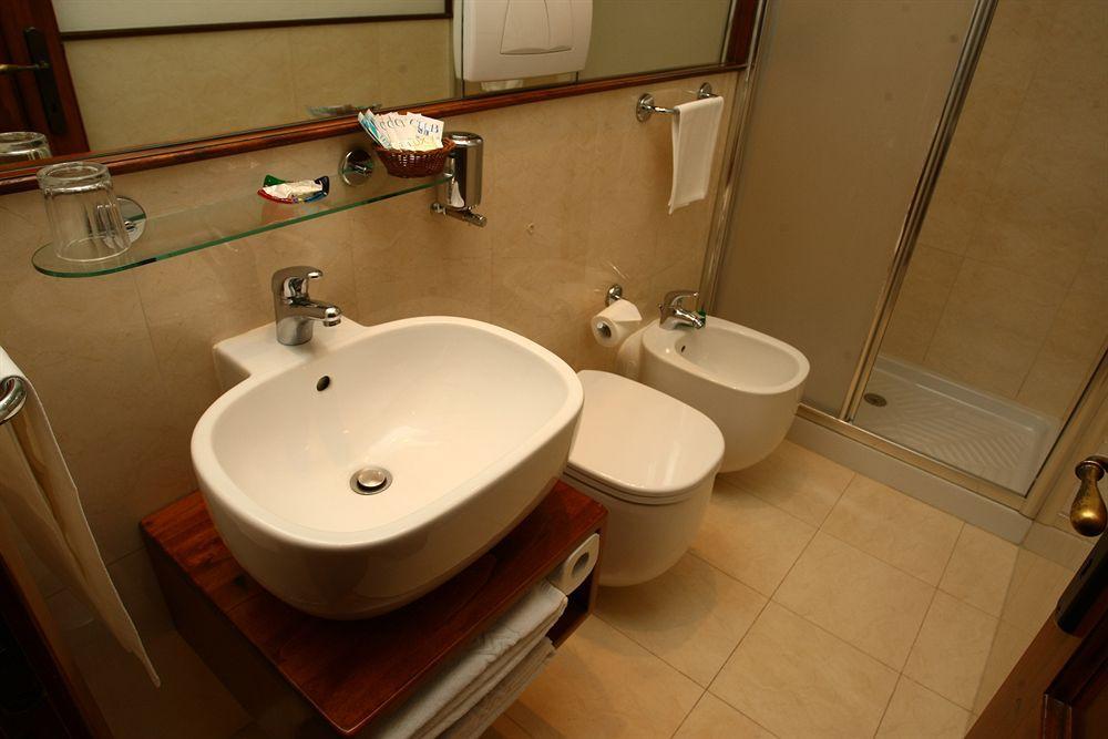 Al Colonnato Di San Pietro Bed & Breakfast 3*