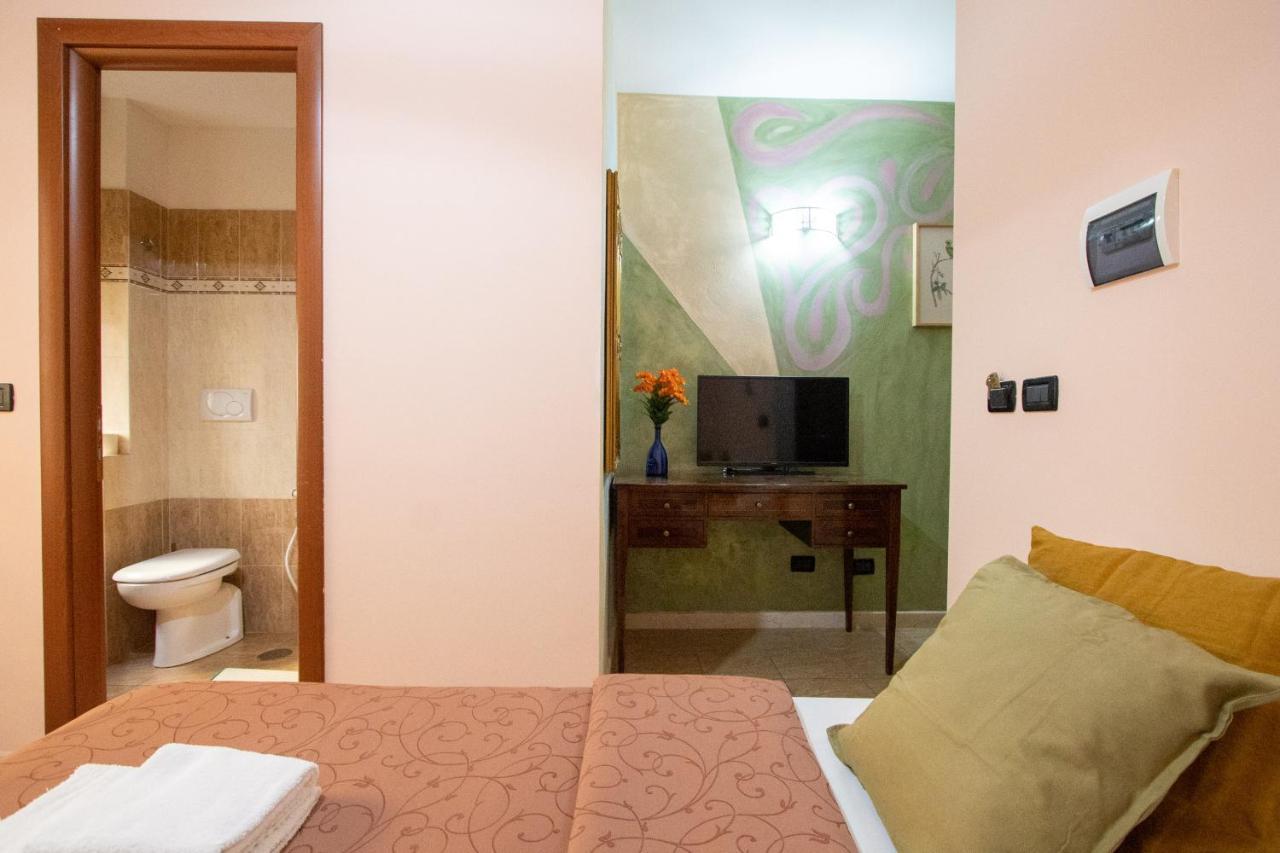 Bed & Breakfast Colorful Yard 2*