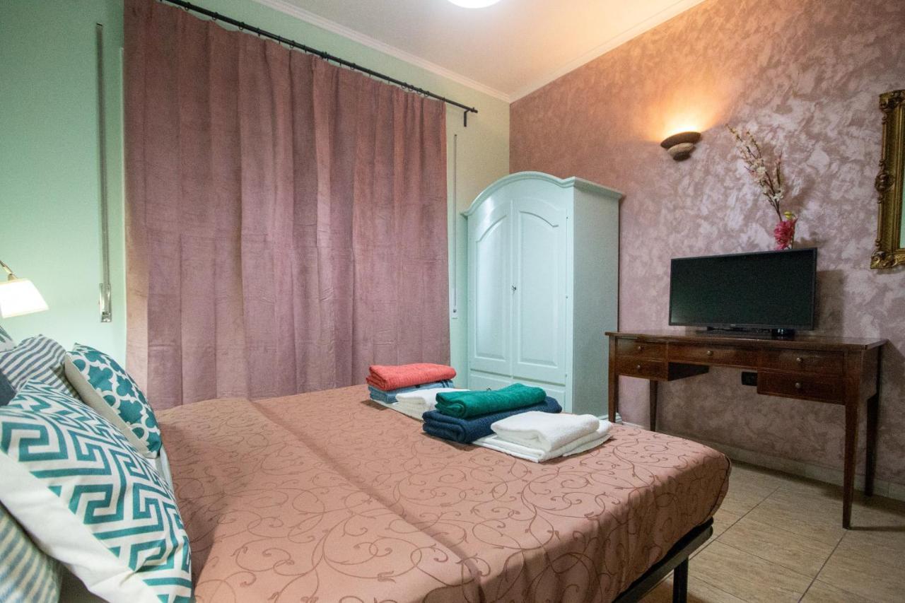 Bed & Breakfast Colorful Yard 2*