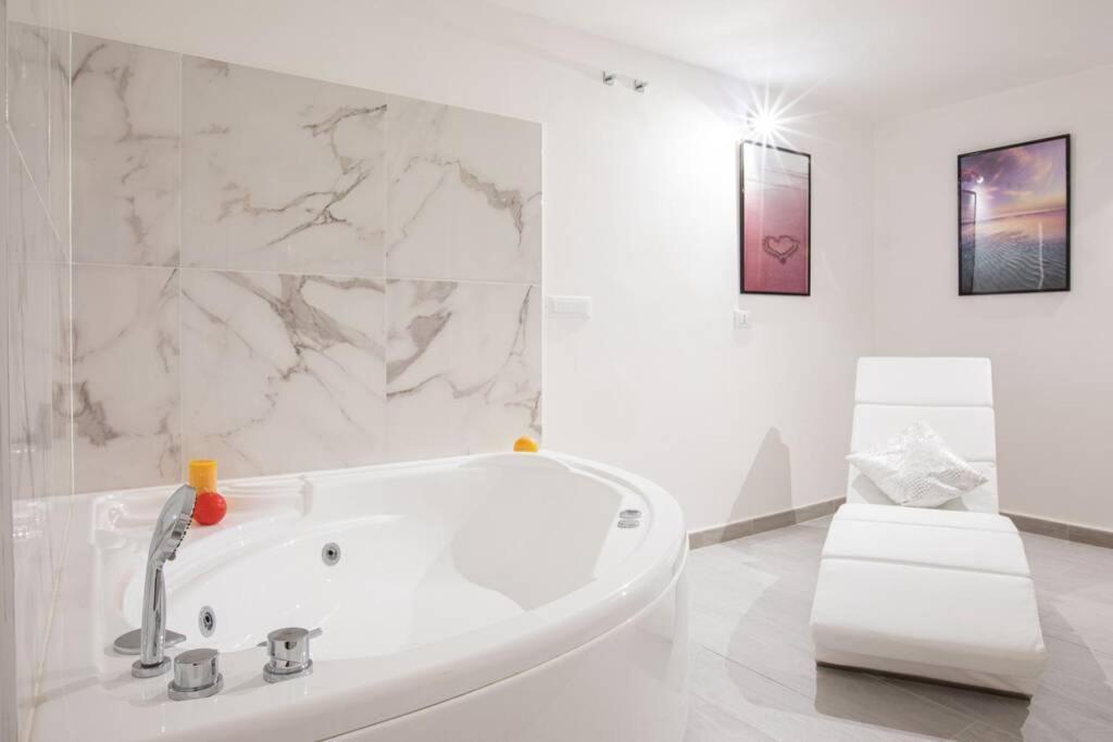 Unforgettable Split Level Jacuzzi Navona - Collection *