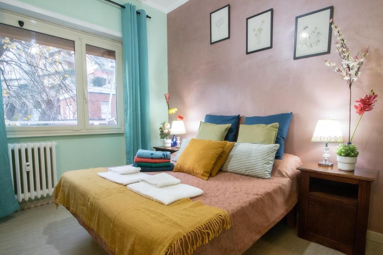 Bed & Breakfast Colorful Yard 2*