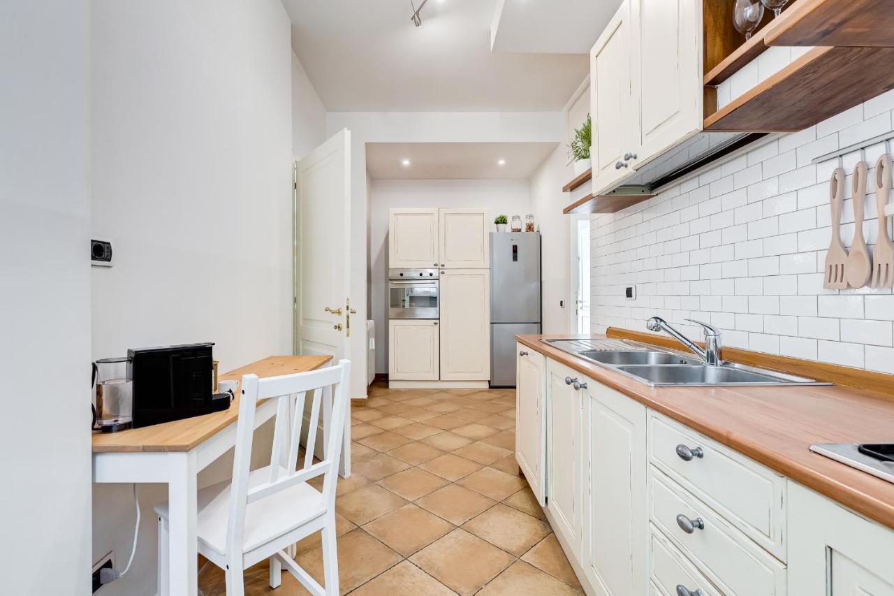 Bmga L Incredible 3bdr With Balcony In Center *
