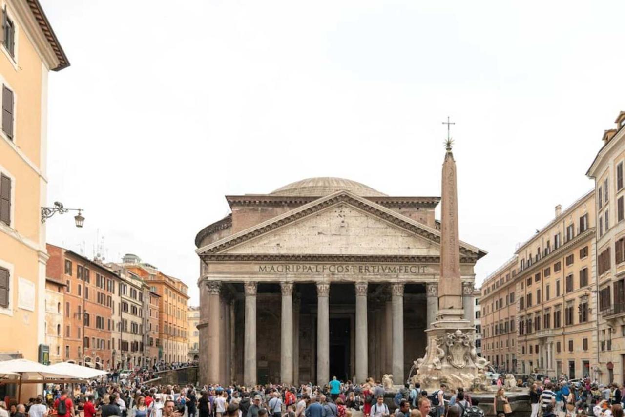 The Artist's House In Front Of Pantheon *