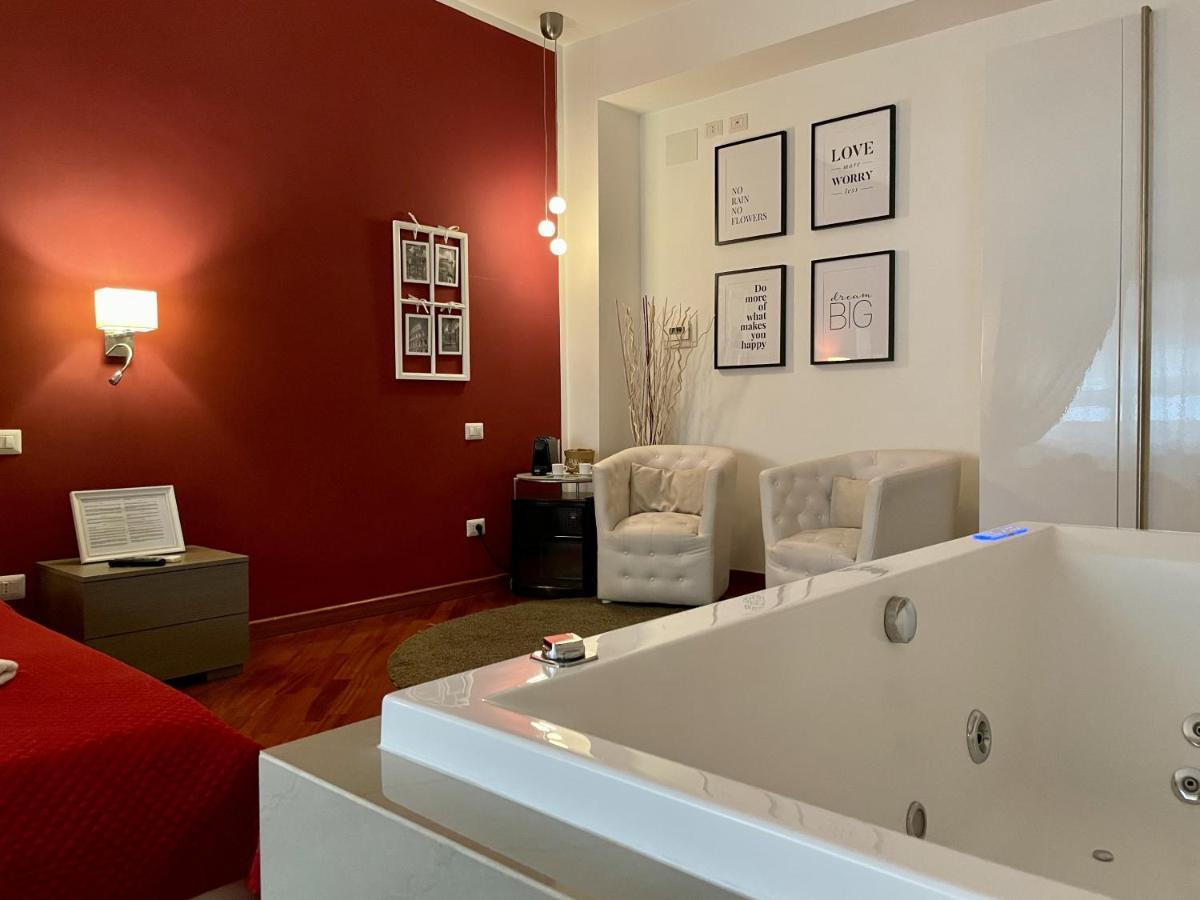 Le Coq Suites Bed & Breakfast 3*